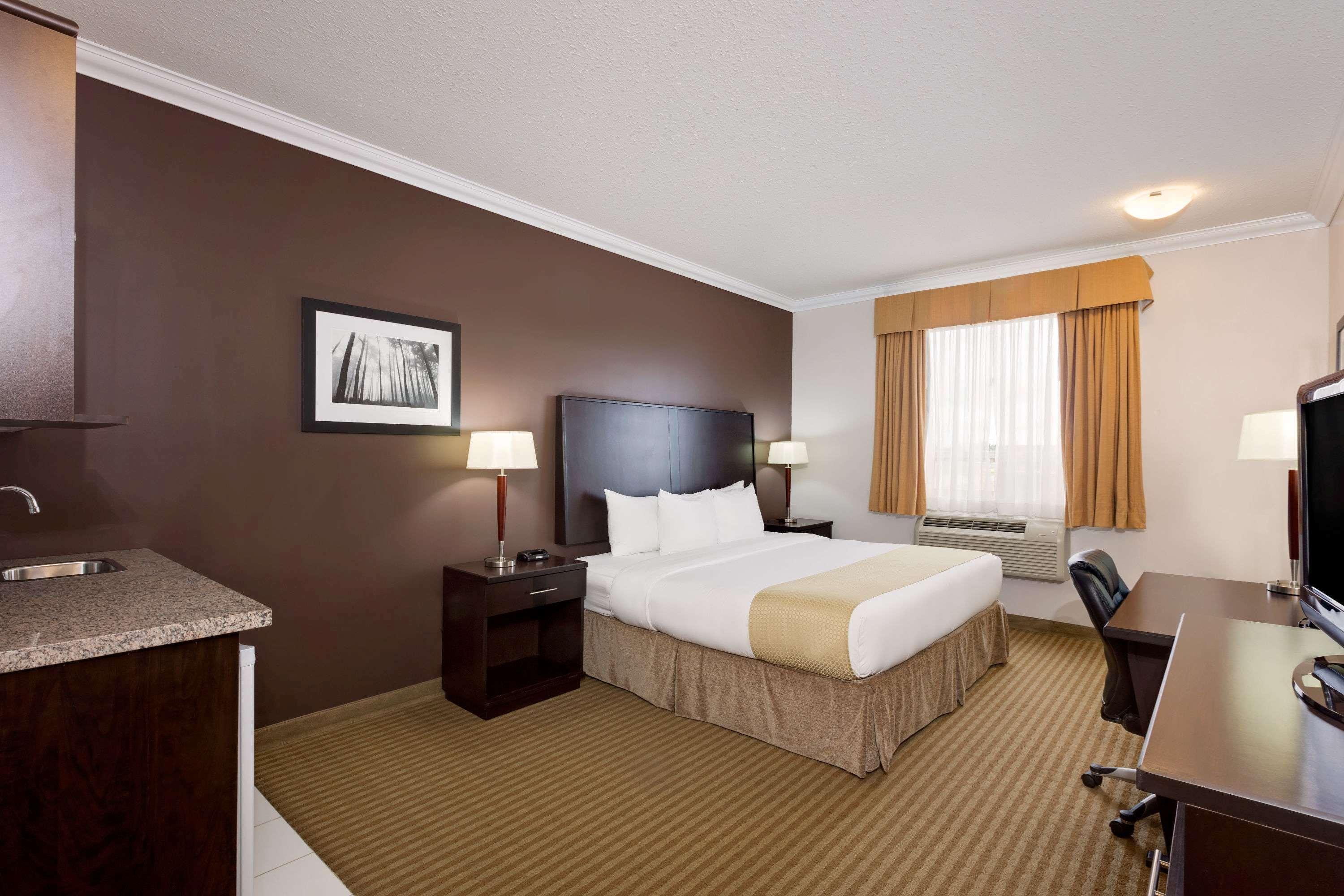 Ramada By Wyndham Cold Lake Exterior foto
