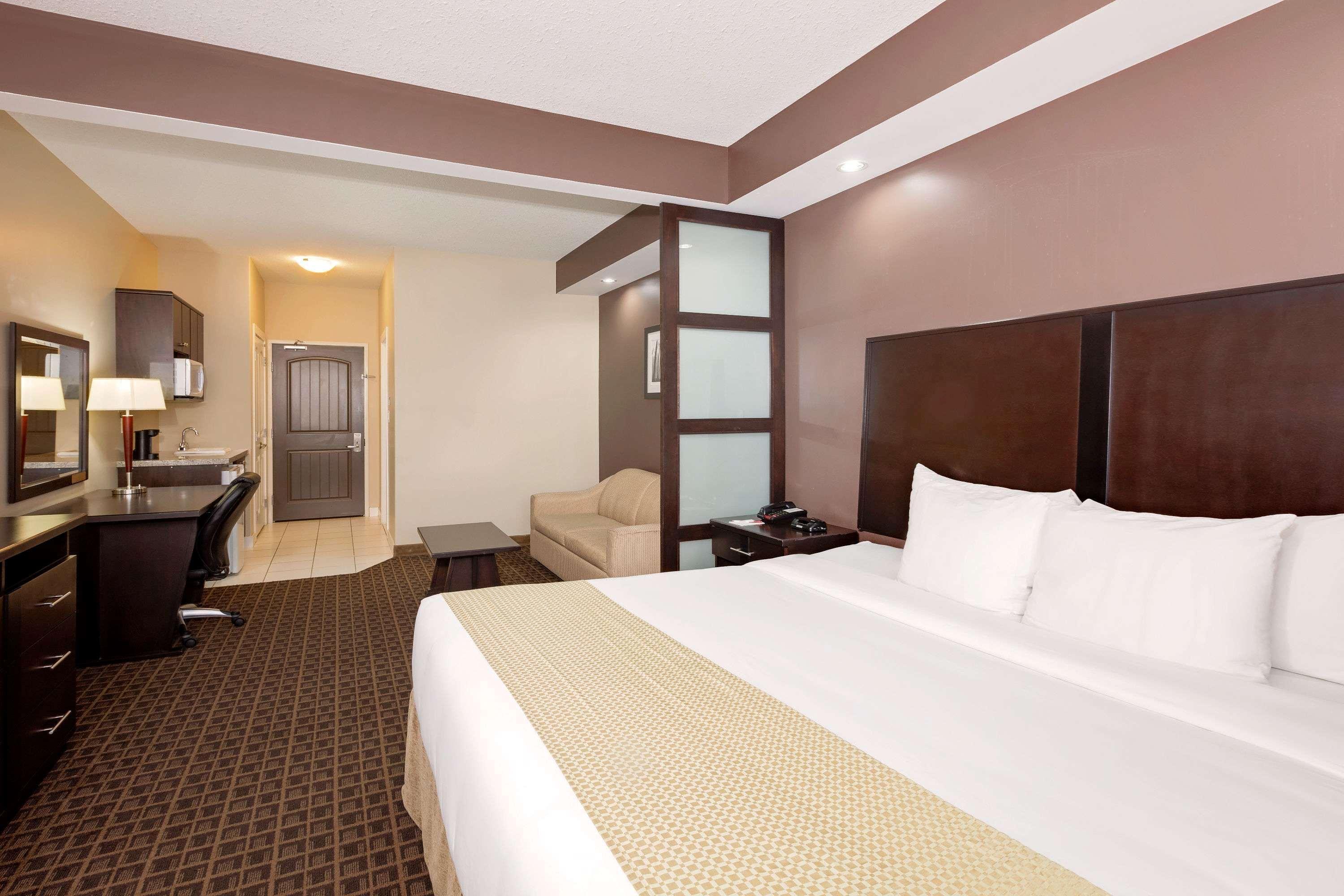 Ramada By Wyndham Cold Lake Exterior foto