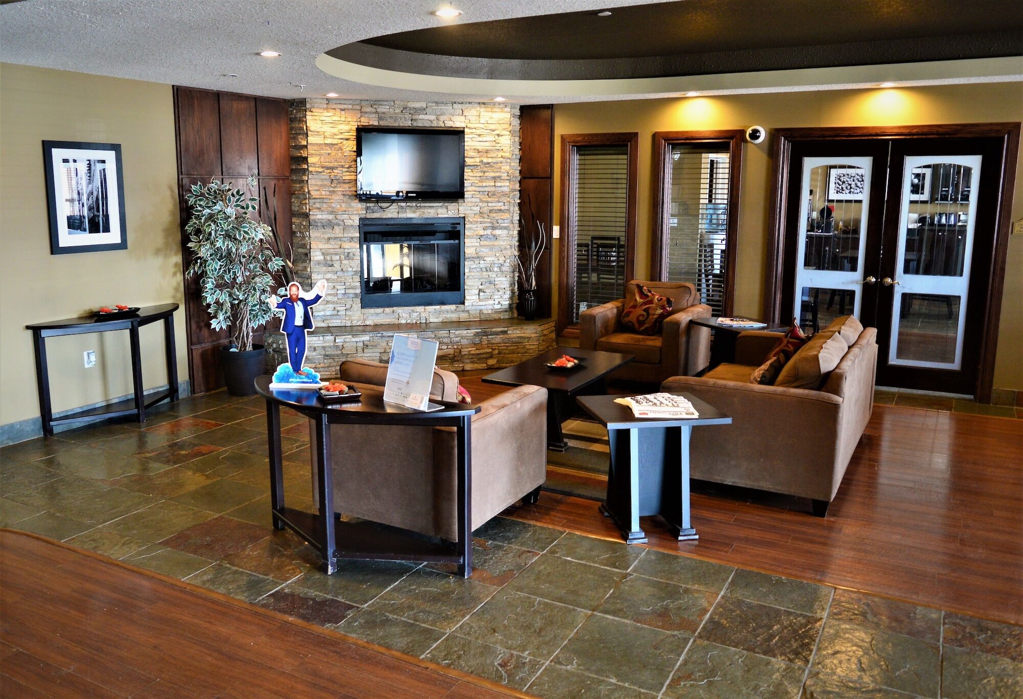 Ramada By Wyndham Cold Lake Exterior foto